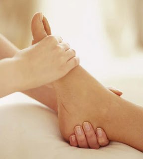 foot-massage-cramp-synergy-beauty-salon